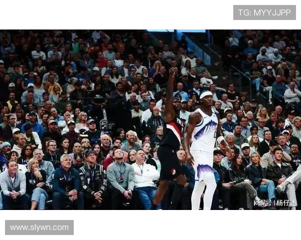 爵士队与开拓者展开激烈对决 双方拼劲十足赛场精彩不断