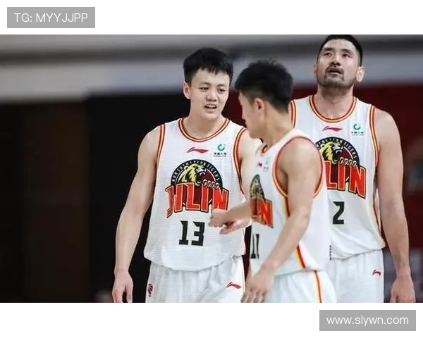 上海篮球队比赛经验引发热议球迷对战术选择和临场表现的分歧分析